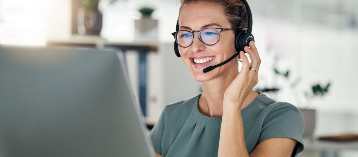 An employee of Omnichannel Customer Support gives solutions quickly to a customer by phone.